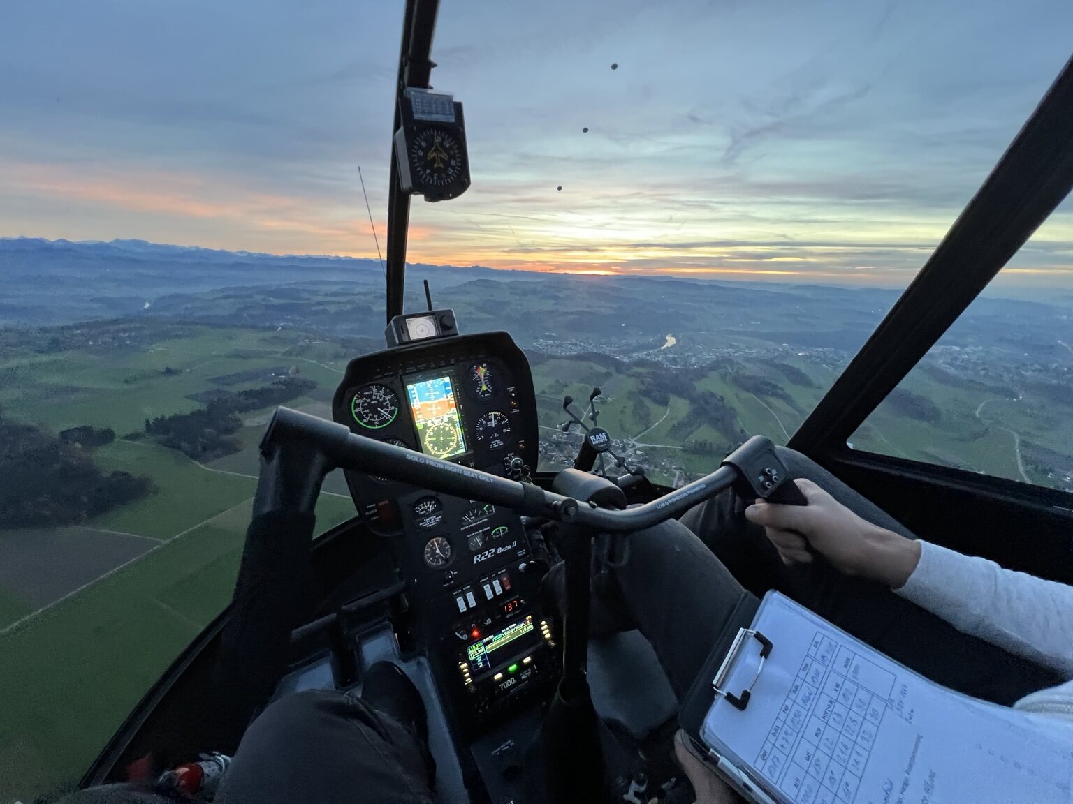 R22 Cockpit im Sonnenuntergang