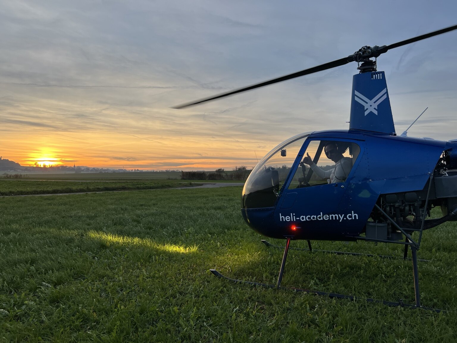 Robinson R22 bei Sonnenuntergang
