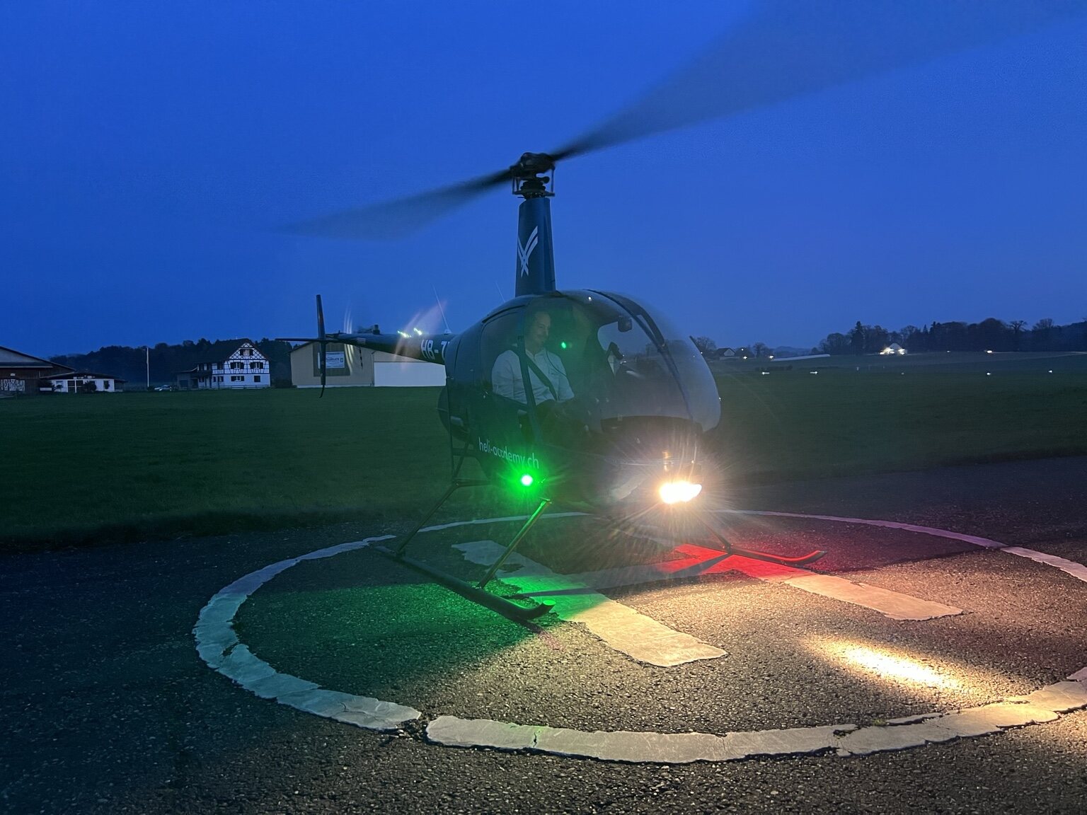Robinson R22 in der Dämmerung